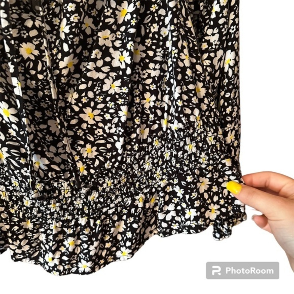 Jun & Ivy Top, Size XL, daisy floral print, cute with ruching‎ details - Picture 3 of 5